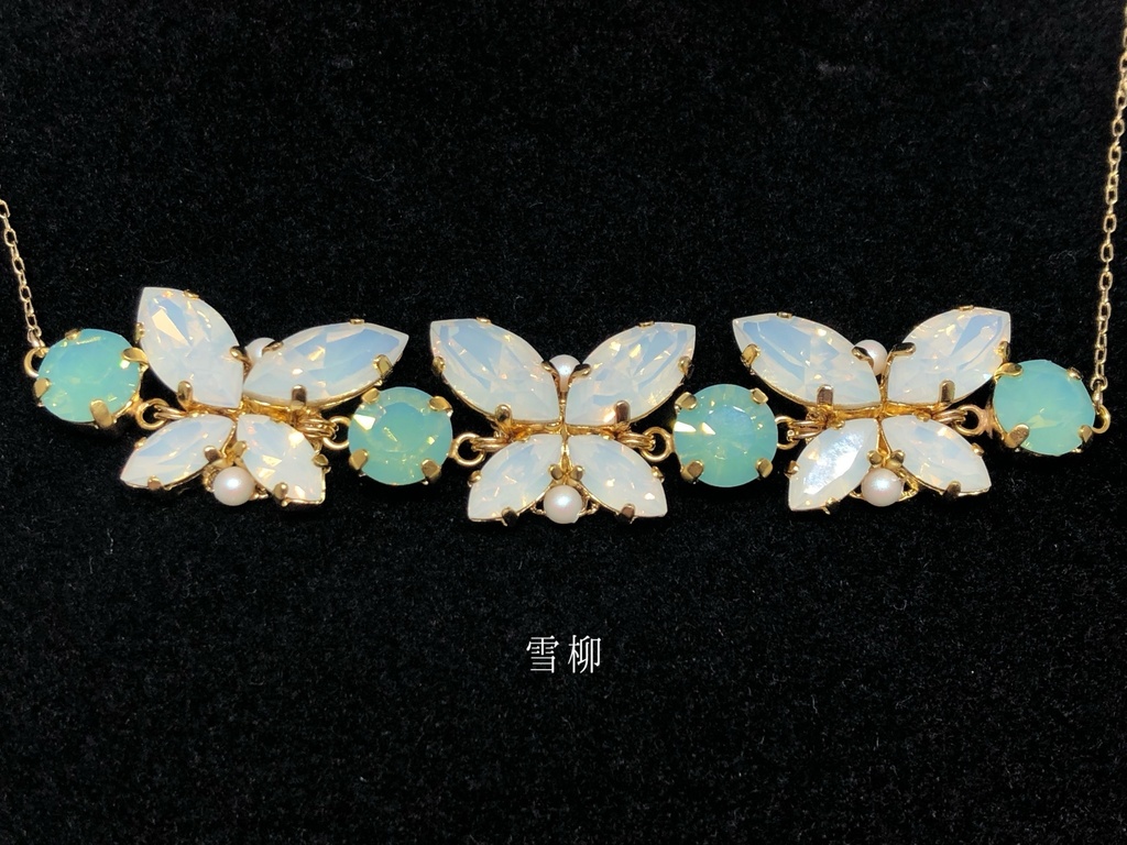 大きな宝石蝶のネックレス