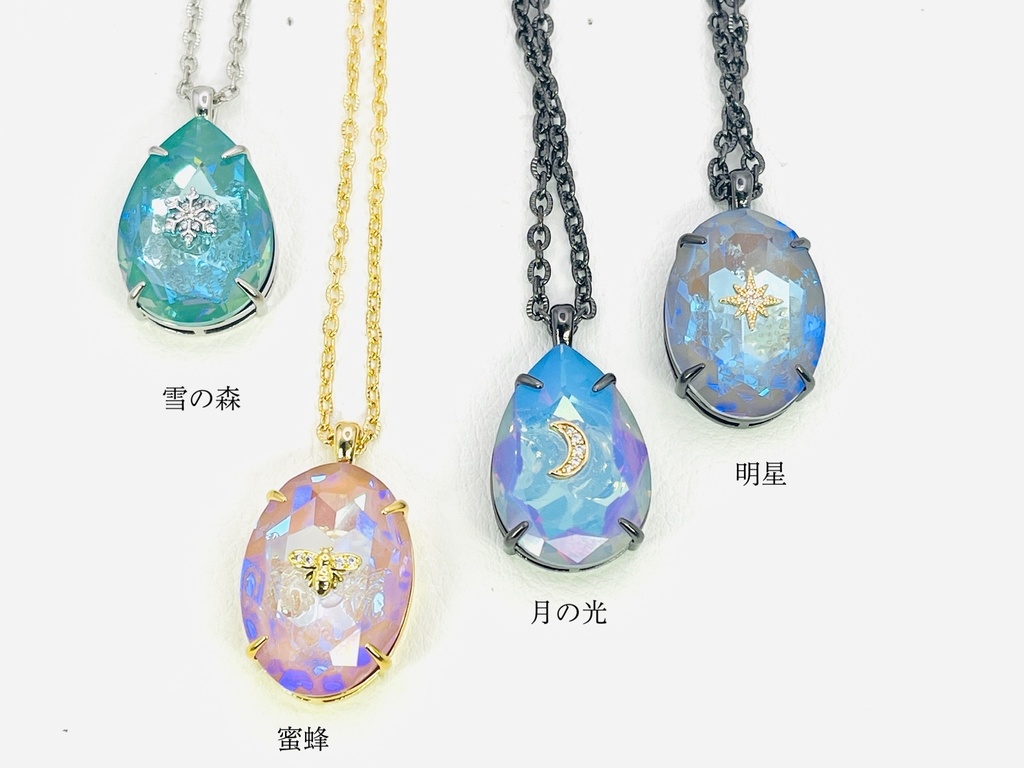 大きなスワロフスキーのネックレス