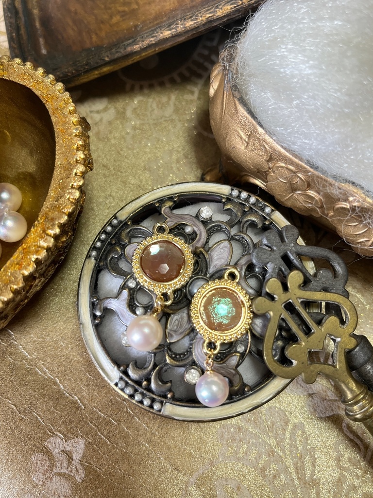 アンティークサフィレットと真珠のモチーフ