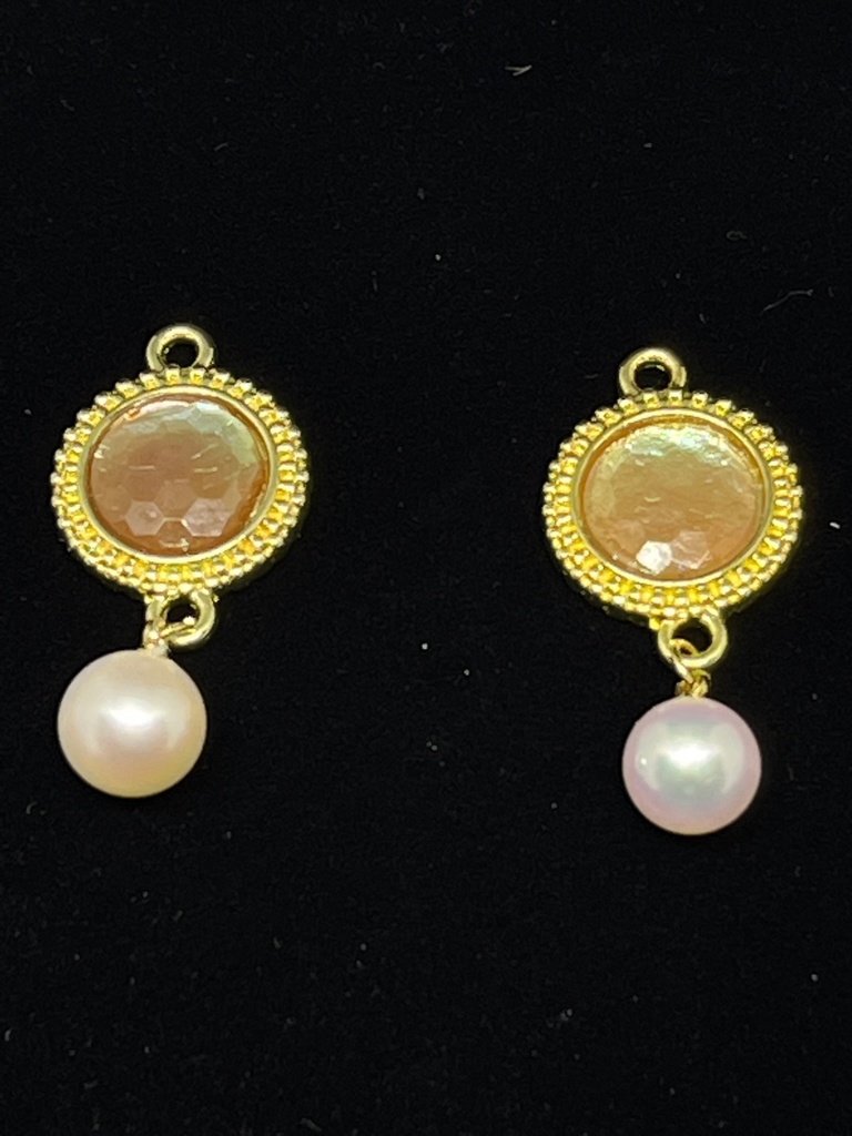 アンティークサフィレットと真珠のモチーフ