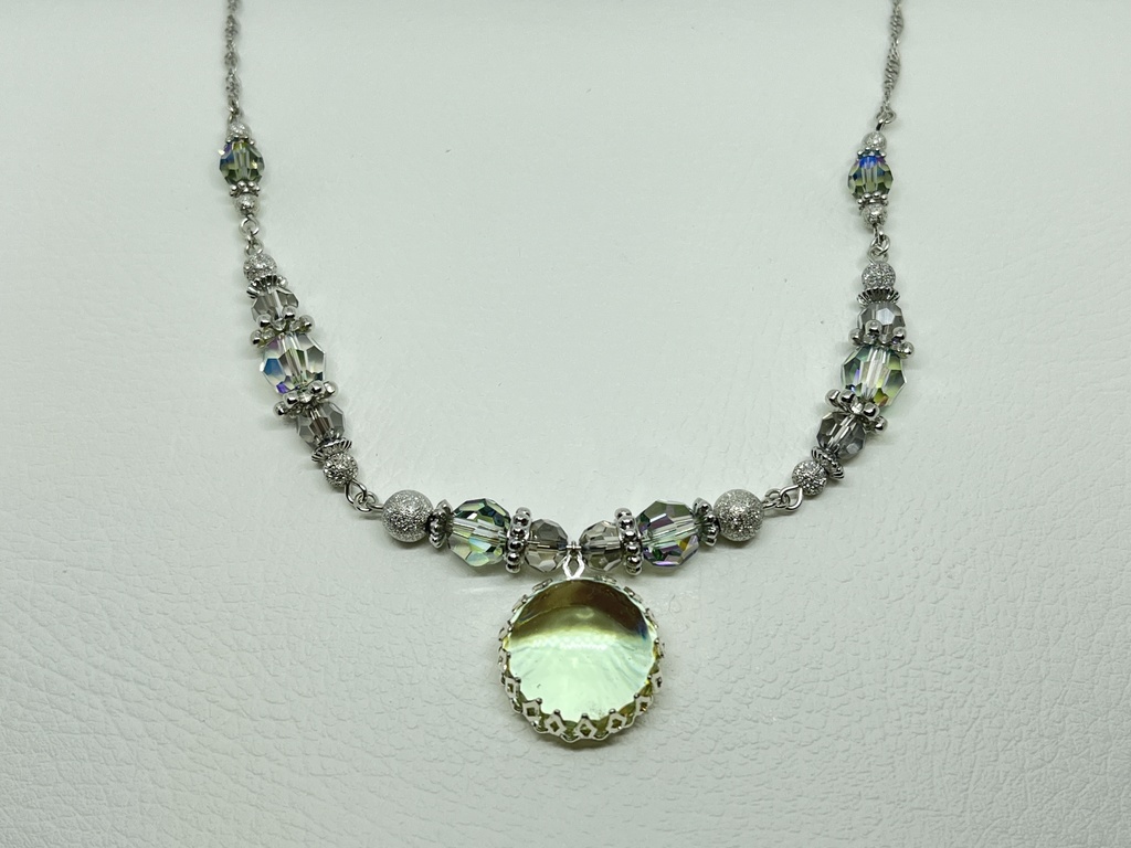 アンティークビーズのミルティーユネックレス