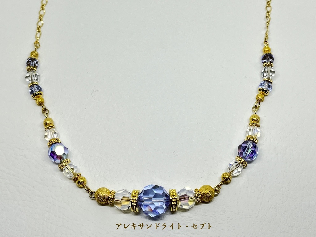 アンティークビーズのミルティーユネックレス