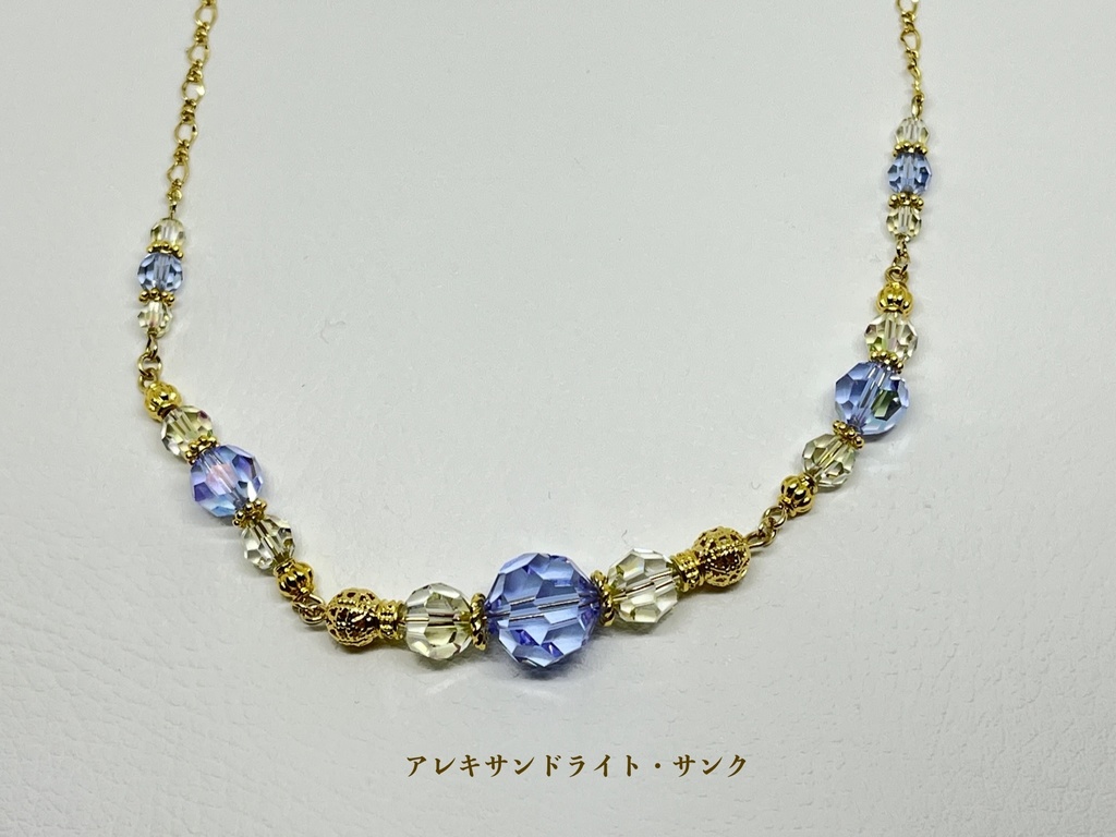 アンティークビーズのミルティーユネックレス