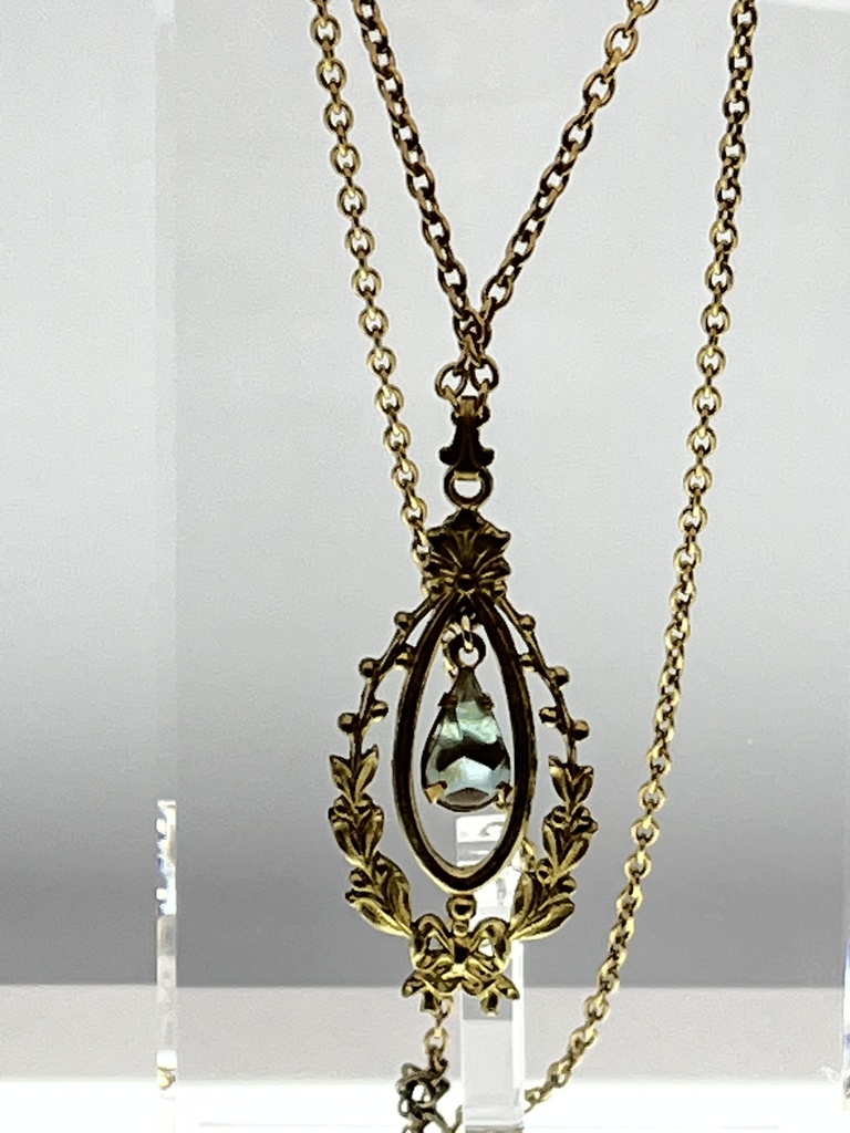 フラワーガーランドのティアドロップネックレス