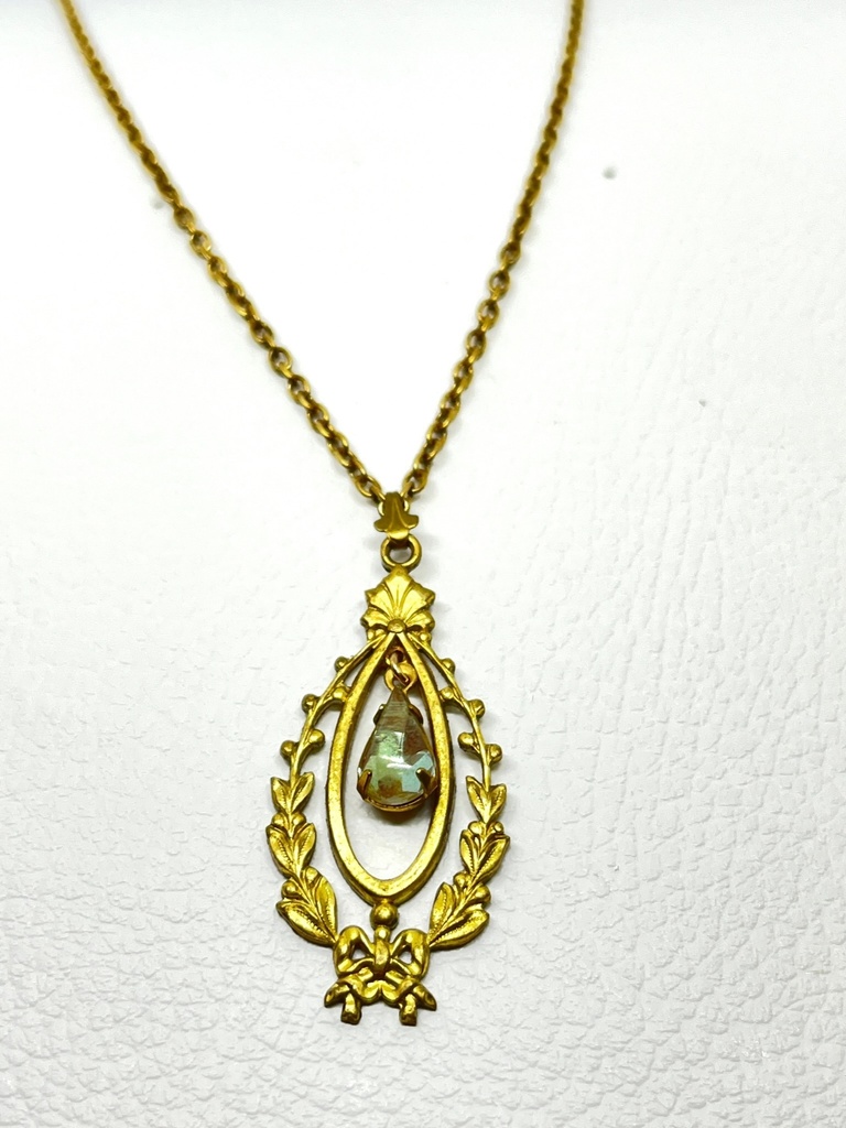 フラワーガーランドのティアドロップネックレス