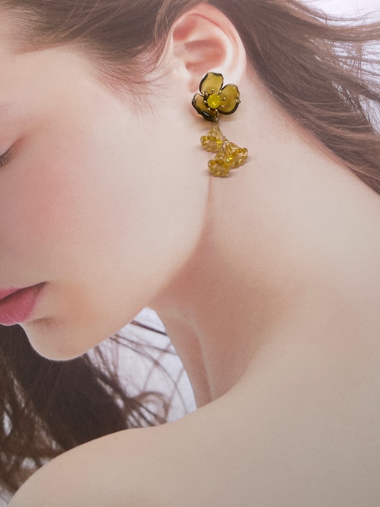 フラワーカリヨンのピアス