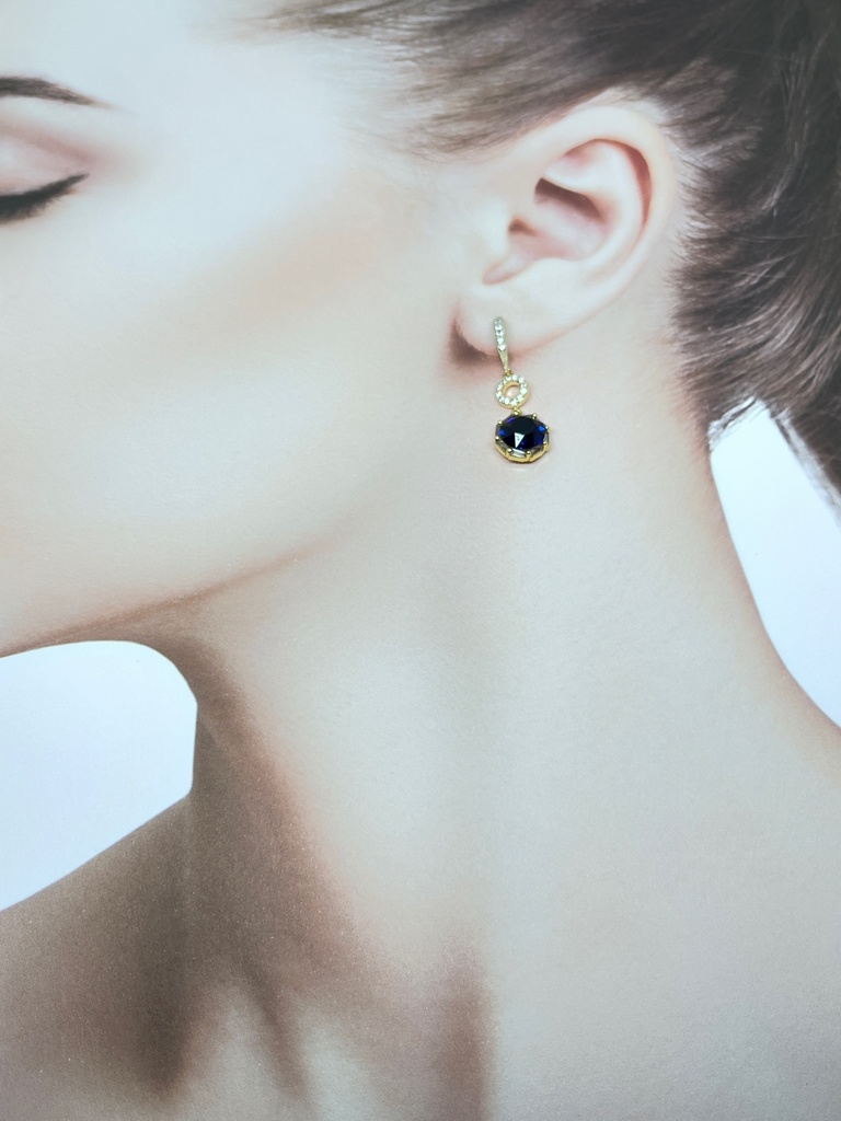 キュービックジルコニアとグラスストーンのラウンドモチーフピアス