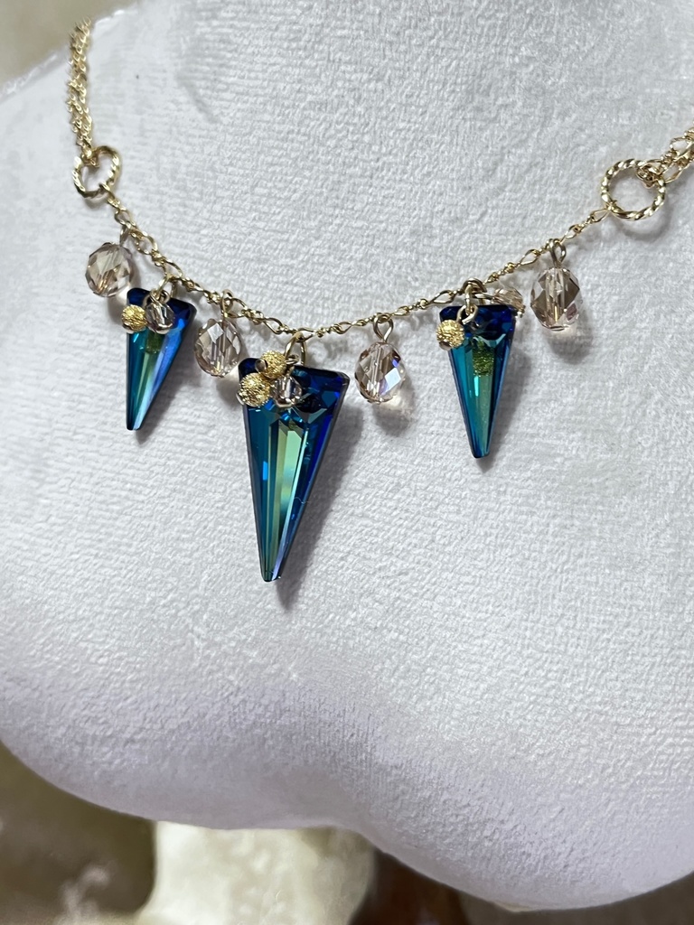 トライアングルストーンのネックレス