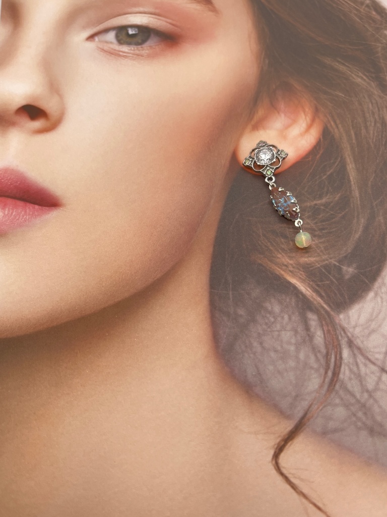 【Gallery】アンティークサフィレットのモチーフピアス