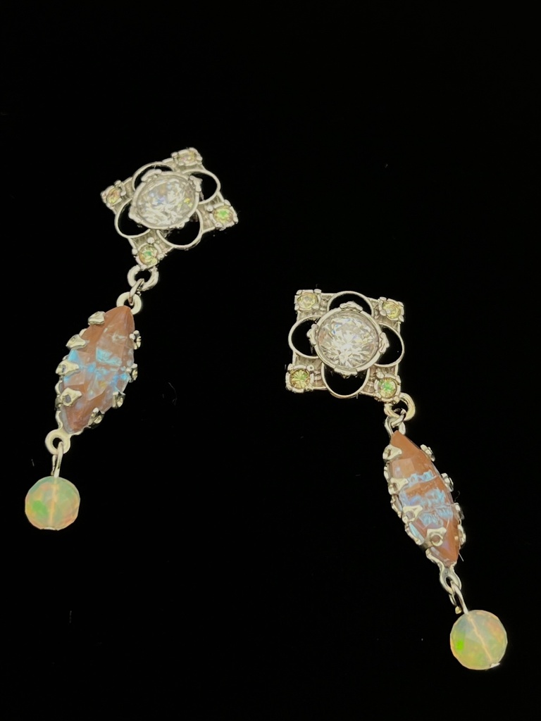 【Gallery】アンティークサフィレットのモチーフピアス