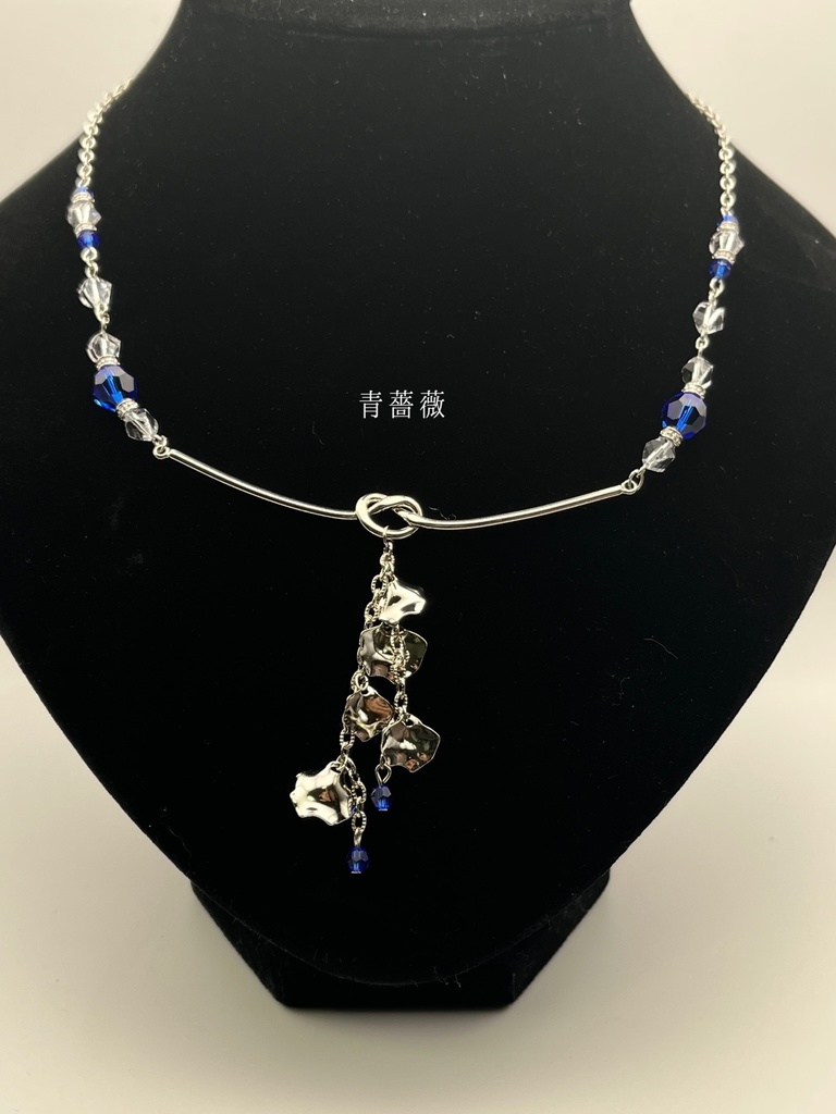 結いの目の薔薇のネックレス