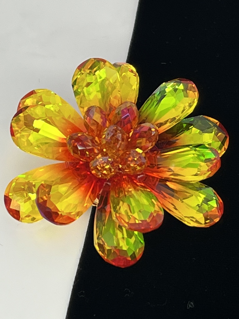 太陽の花のブローチ