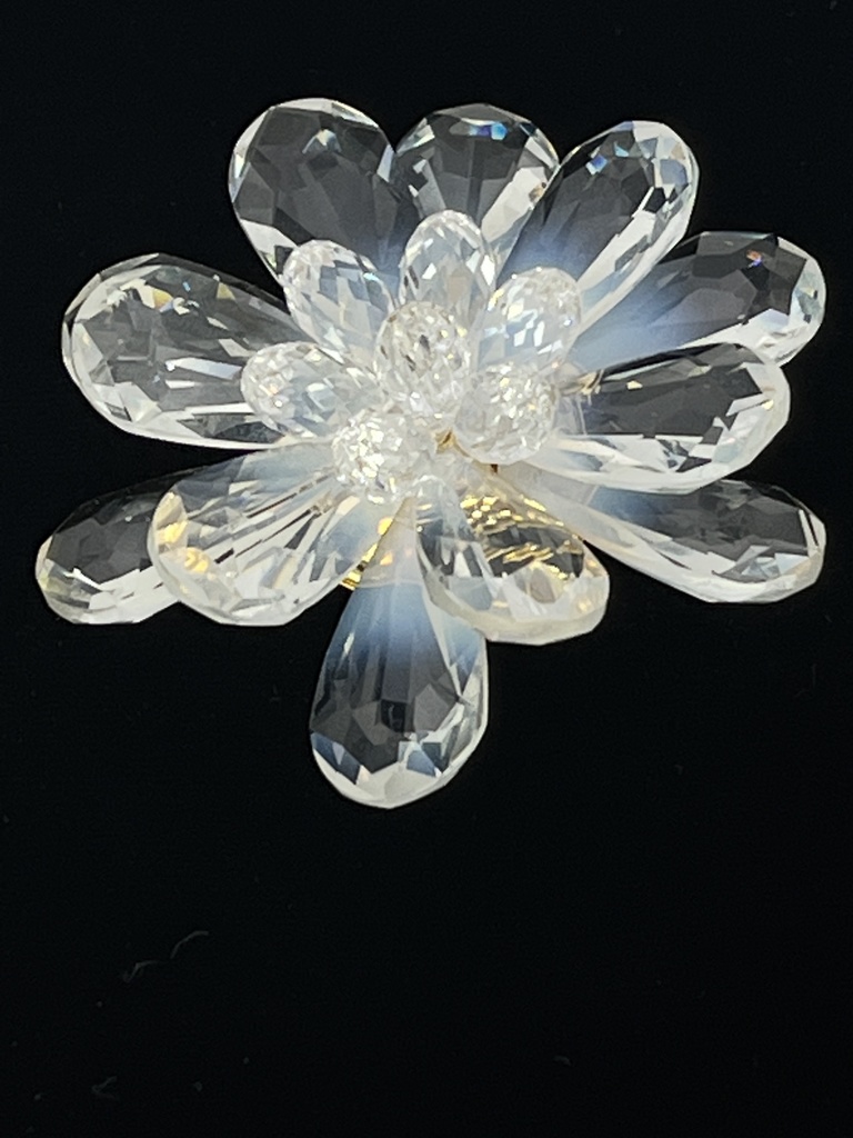 月の花のブローチ