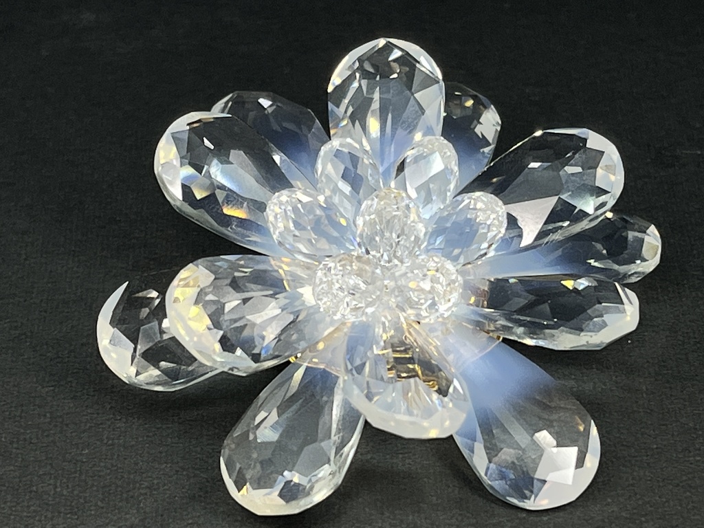 月の花のブローチ