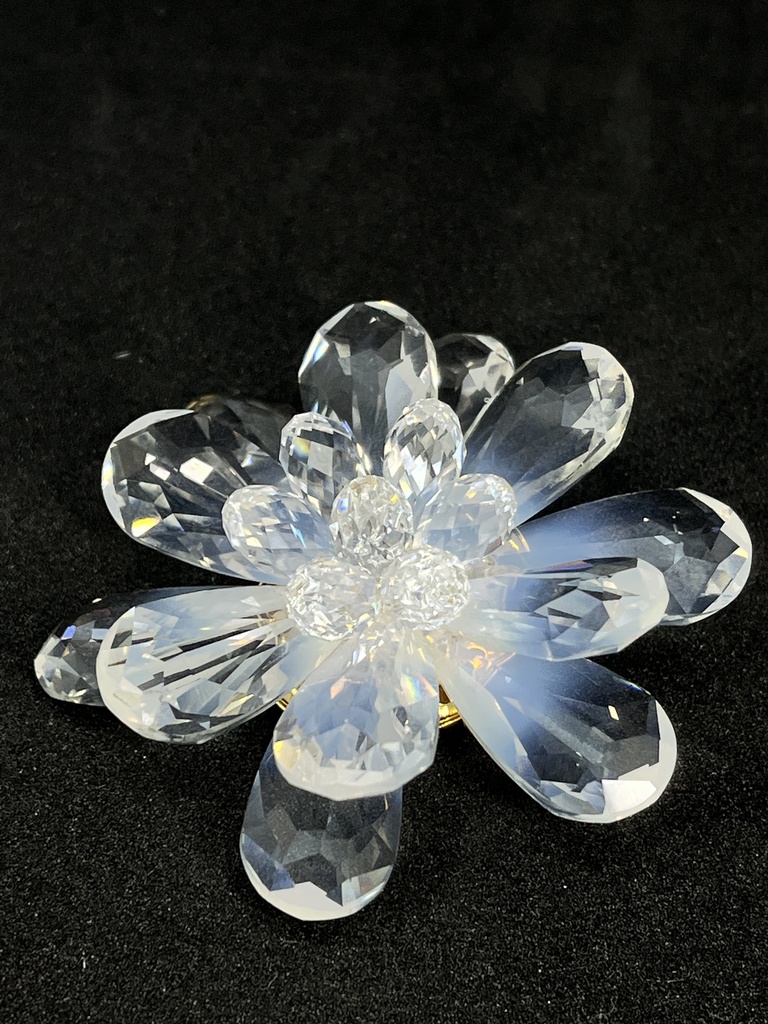 月の花のブローチ