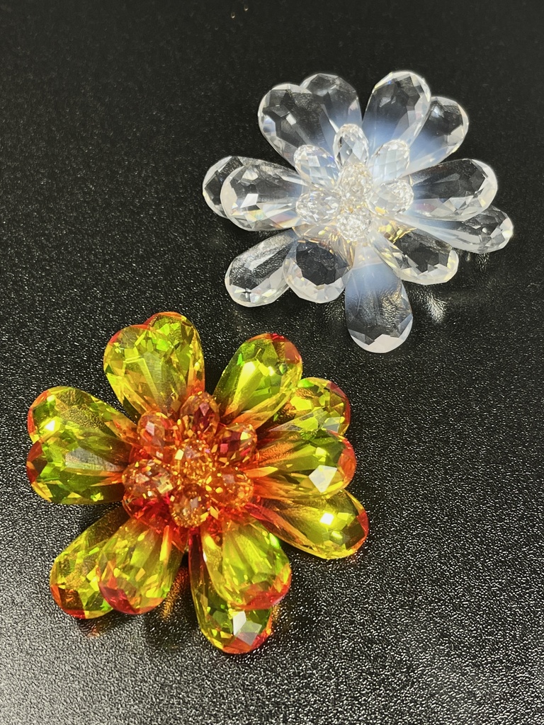 月の花のブローチ