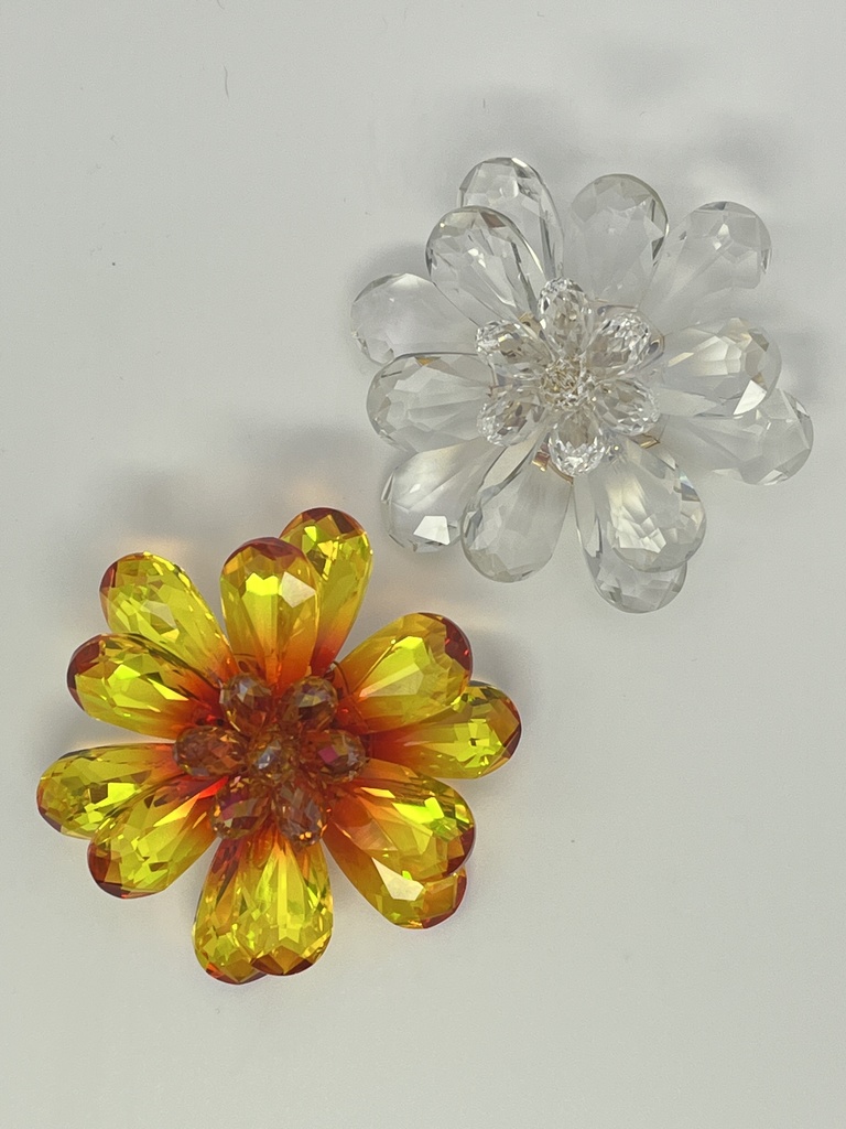 月の花のブローチ