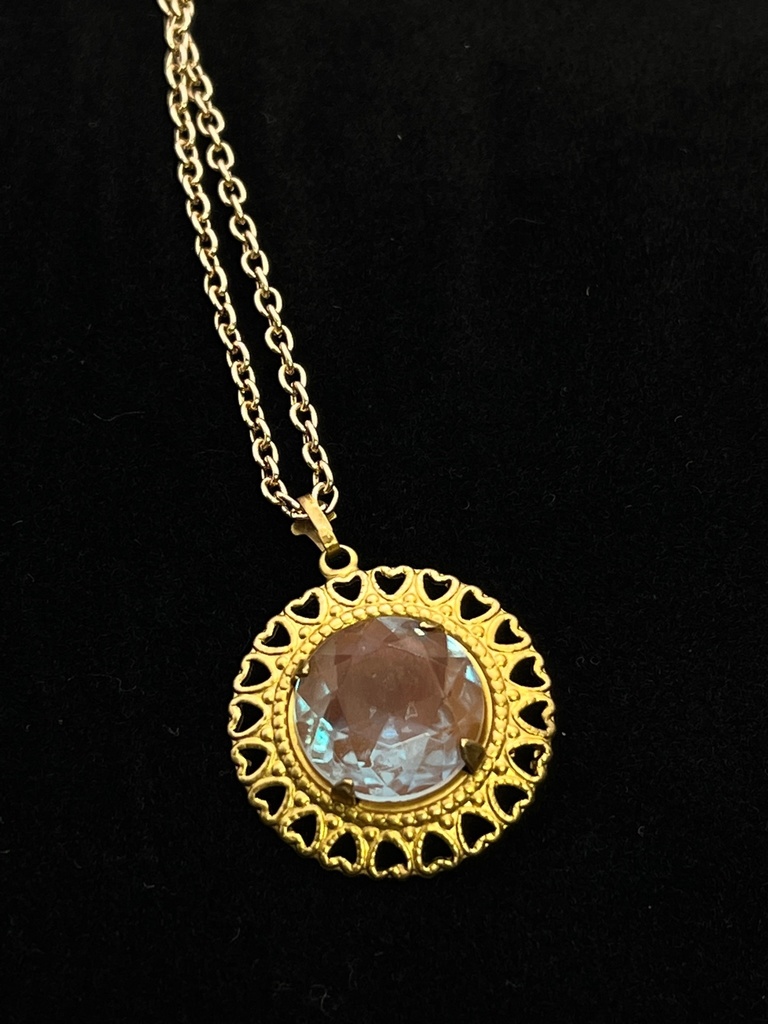 レースモチーフのサフィレットのネックレス