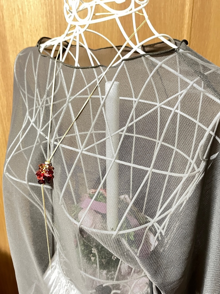 閃く刀のネックレス