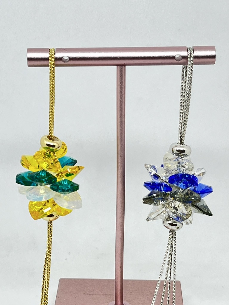 閃く刀のネックレス