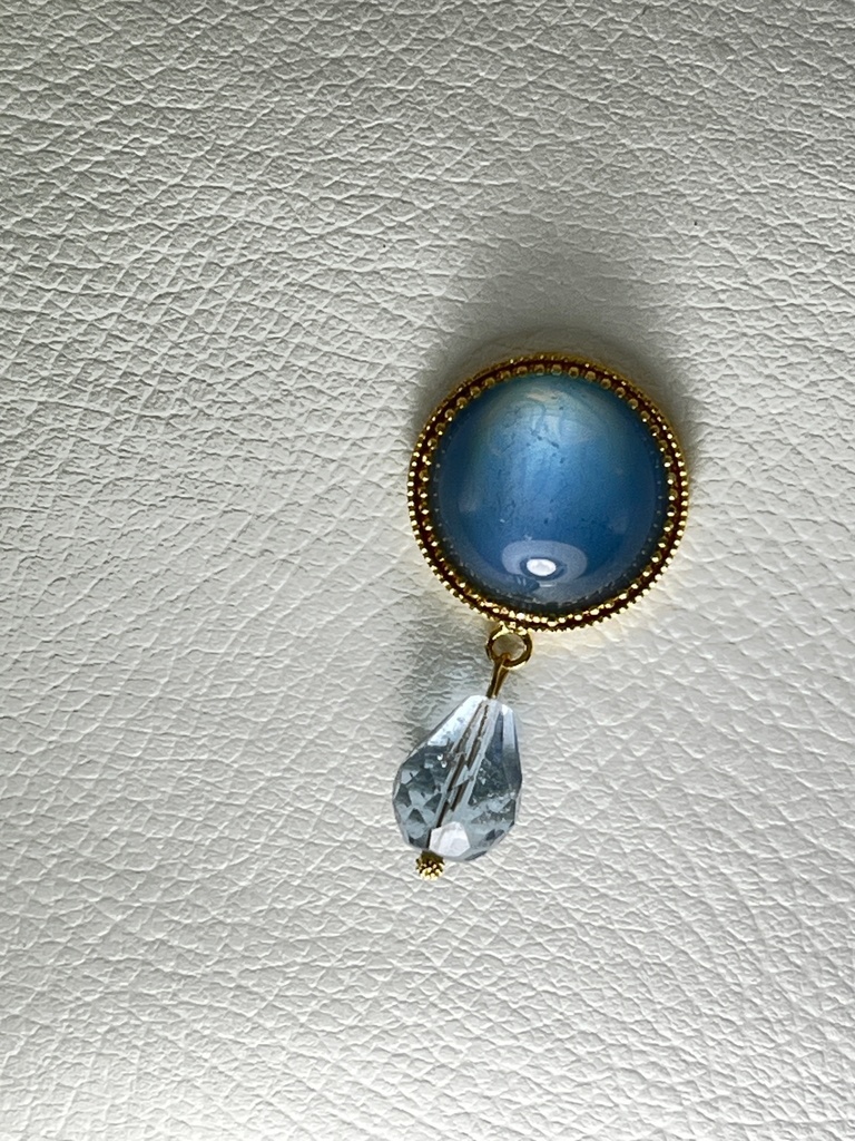 ブルームーンのマグネットブローチ