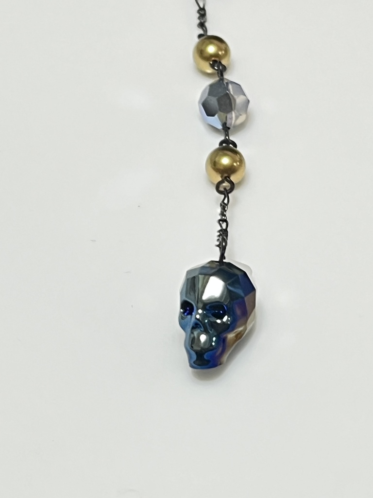 握りしめるための青いドクロのネックレス