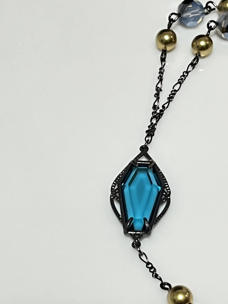 握りしめるための青いドクロのネックレス