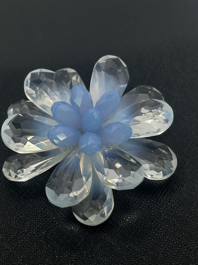 青空の花のブローチ
