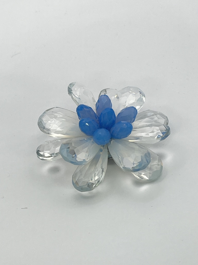 青空の花のブローチ