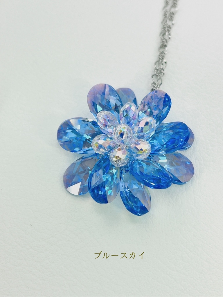 宝石の花のネックレス