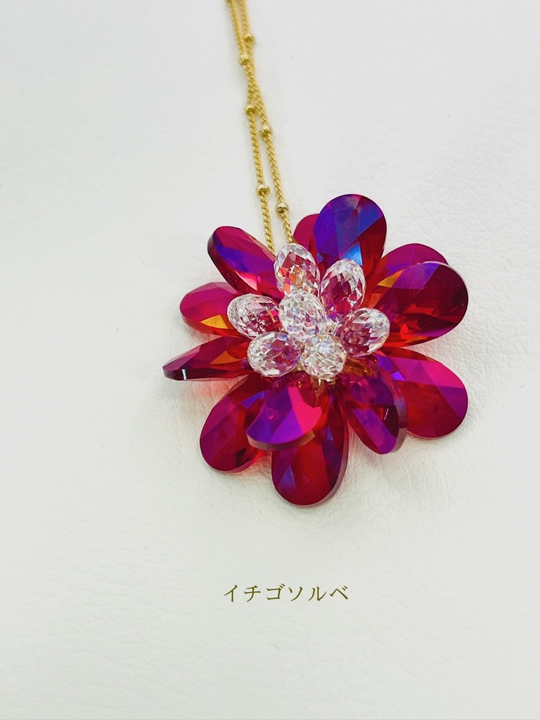 宝石の花のネックレス