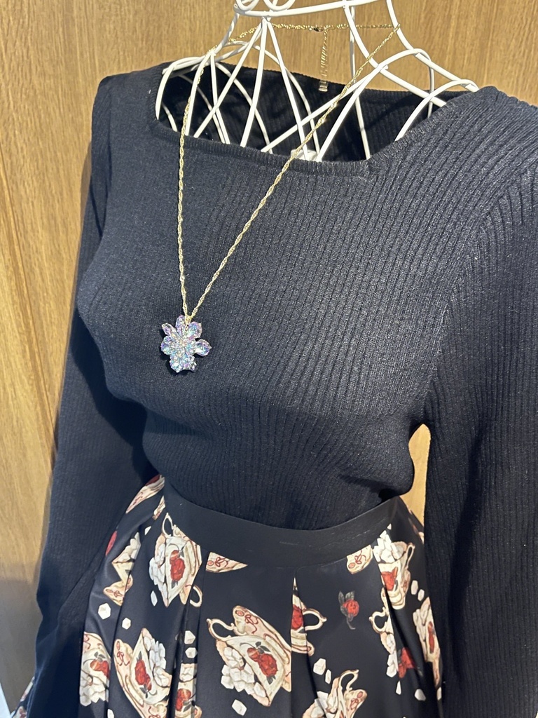 宝石の花のネックレス