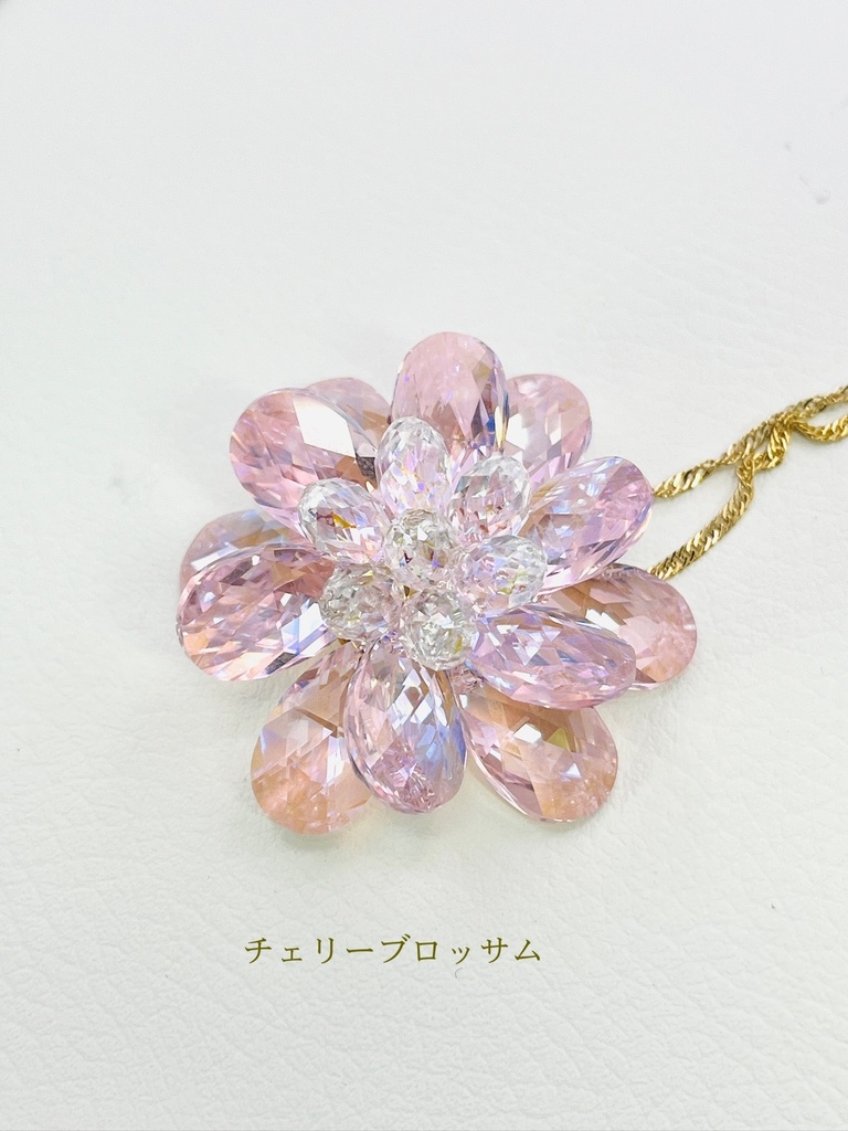 宝石の花のネックレス