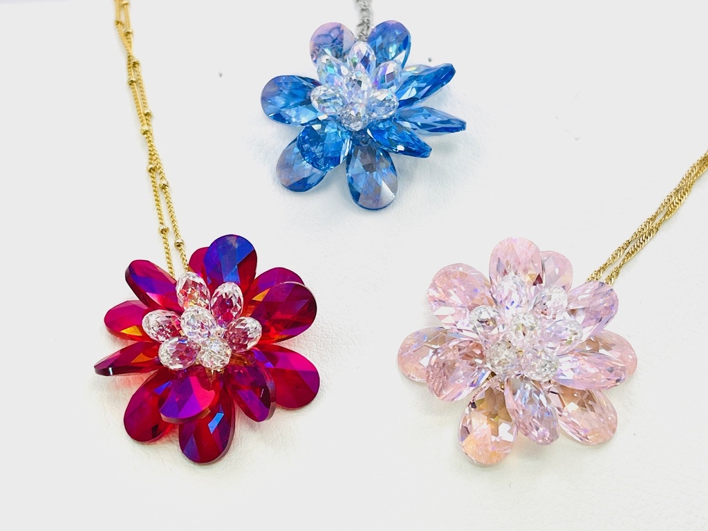 宝石の花のネックレス