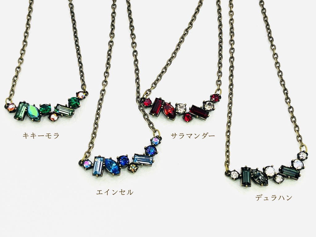 三日月の寄せ石座のネックレス