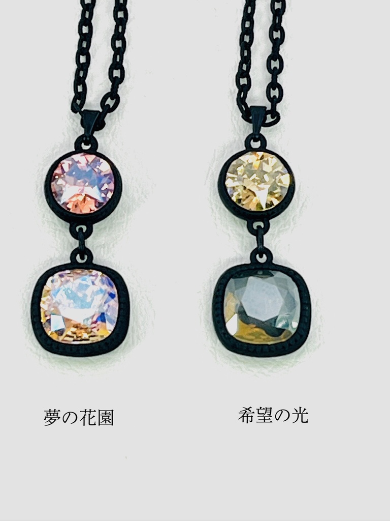 ブラックフレームのネックレス