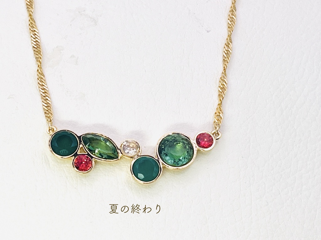 宝石ガラスのアプサラネックレス