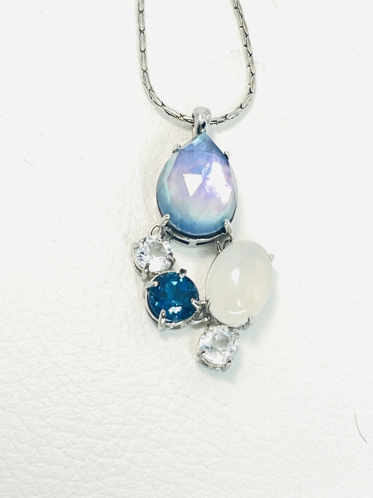 氷の白夜のネックレス