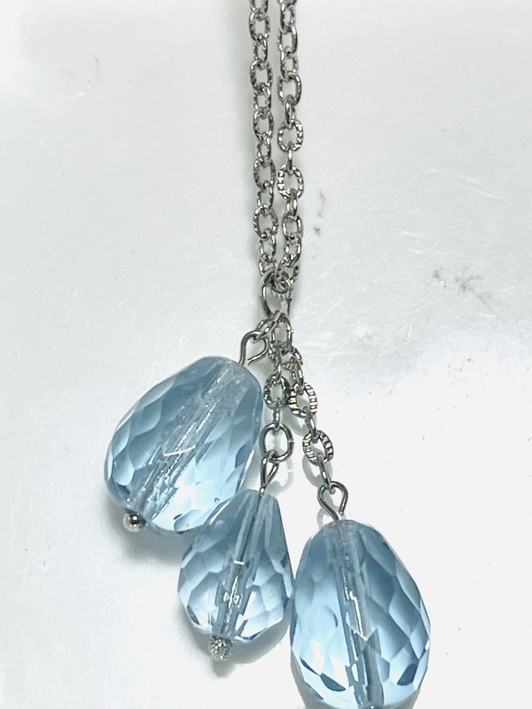 アレキサンドライトガラスのドロップネックレス