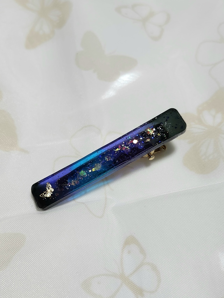 レジン　クリップ　ピン　ブローチ　宇宙【青黒】
