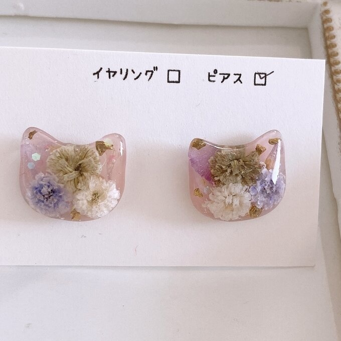 ピンク色の猫　ドライフラワー樹脂ピアス