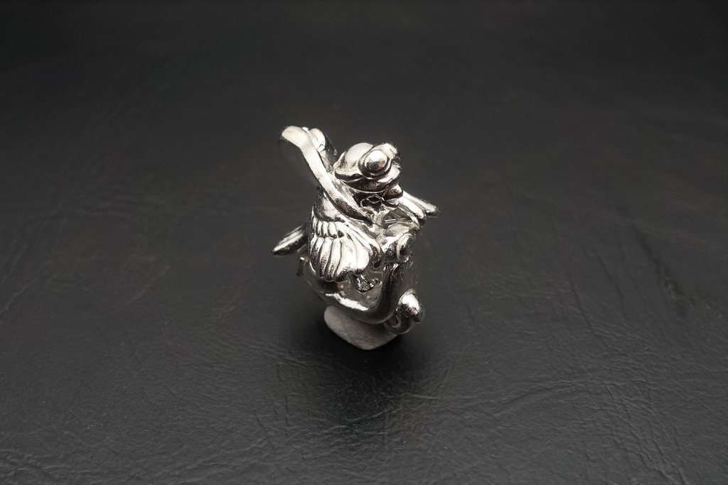 バイクで疾走するスズメ