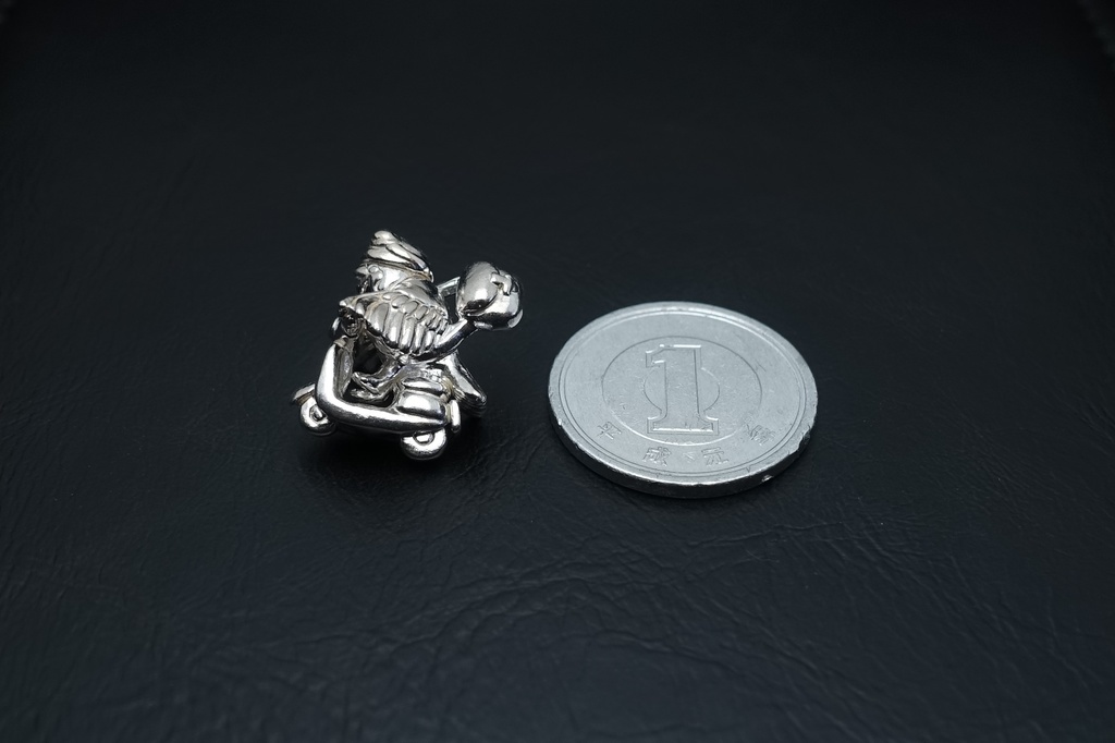 バイクで疾走するスズメ