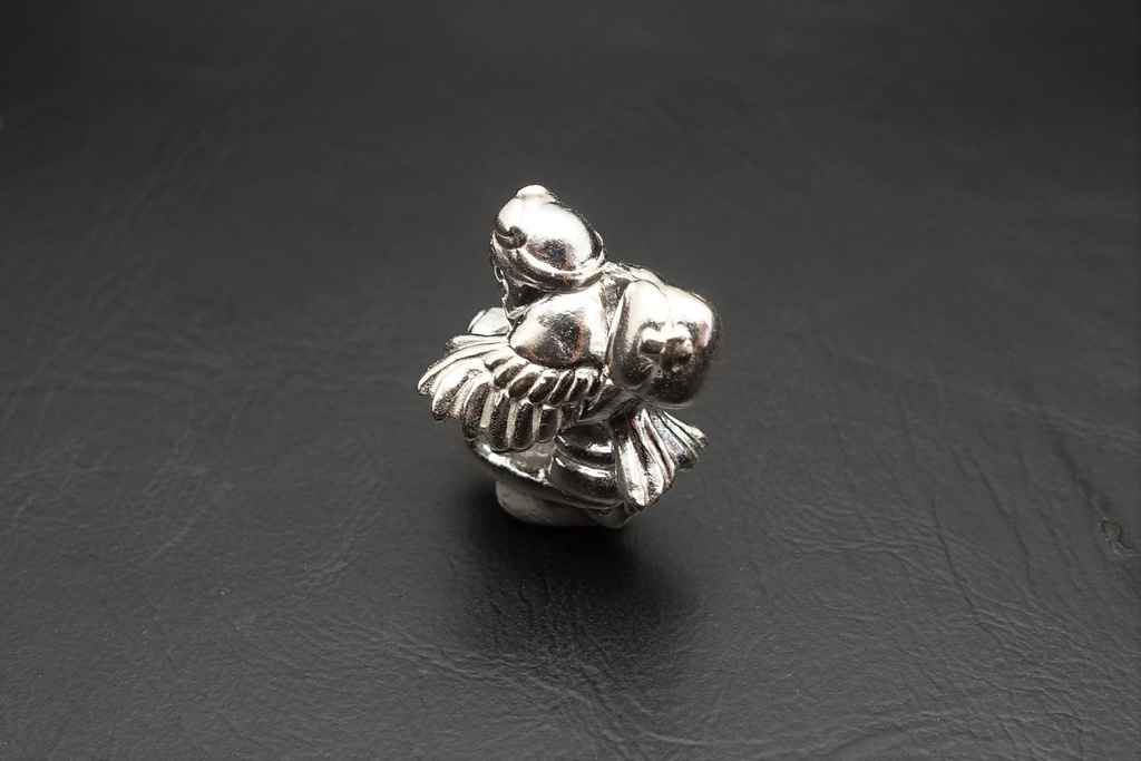 バイクで疾走するスズメ