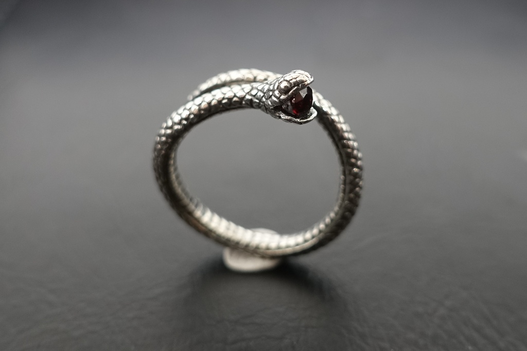 ガーネットを咥えたヘビリング