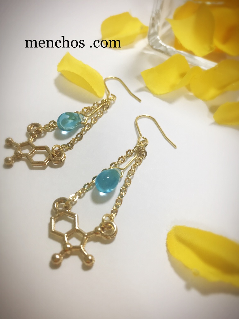 海を閉じ込めたような雫ピアス