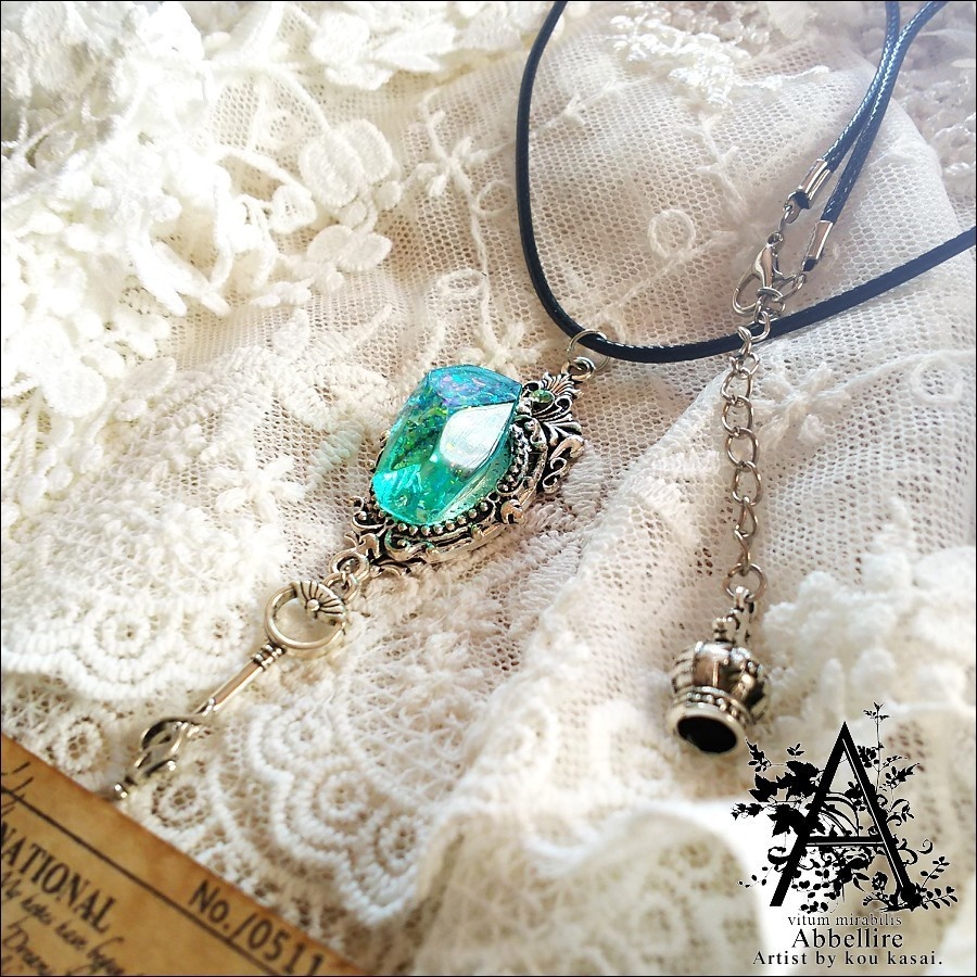 真昼の鉱石ネックレス(ミスティックグリーン)