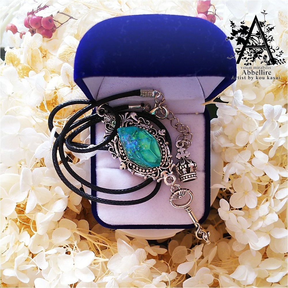 真昼の鉱石ネックレス(ミスティックグリーン)