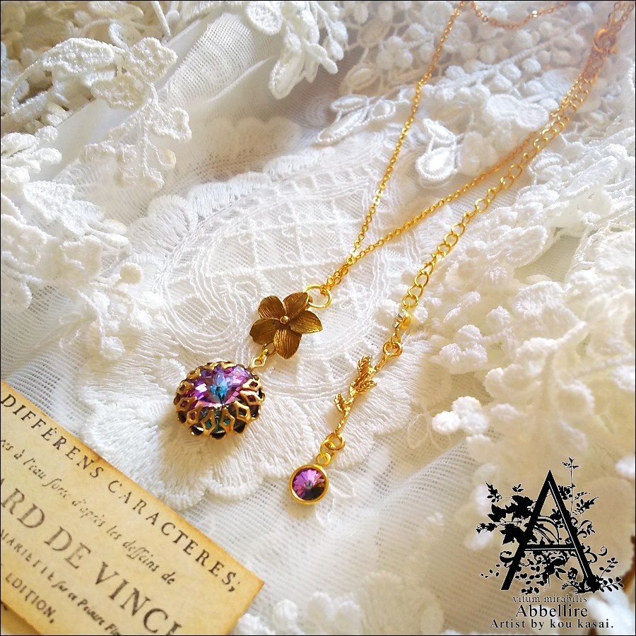 淑やかなプルメリアとヴィトレイルライトのネックレス-Vintage-