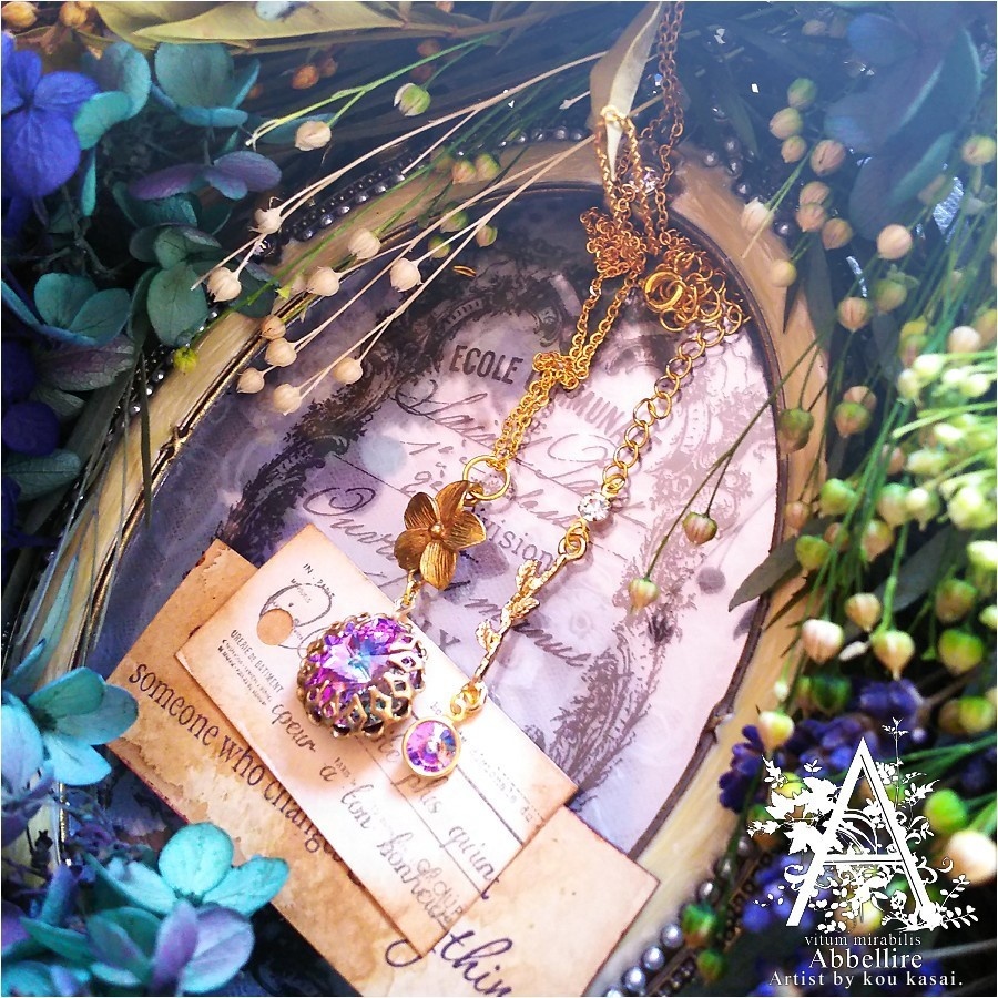 淑やかなプルメリアとヴィトレイルライトのネックレス-Vintage-